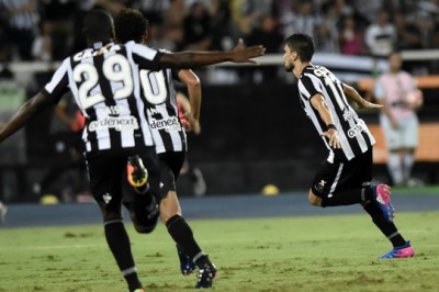 Com gol de bicicleta, Botafogo vence na estreia da fase de grupos da Libertadores