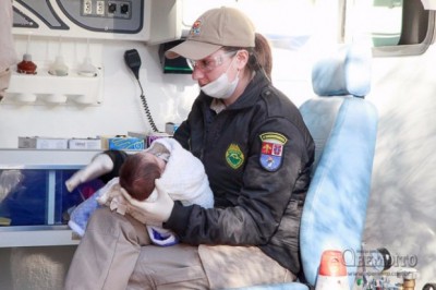 Bebê engasga com leite materno e mãe consegue salvá-lo com ajuda dos bombeiros