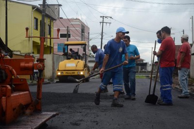 Bairros de Paranaguá recebem novo asfalto, drenagem e iluminação