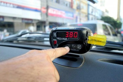 É regra: taxistas podem ser punidos se não usarem taxímetro