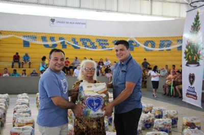 Famílias recebem cestas de alimentos em Paranaguá