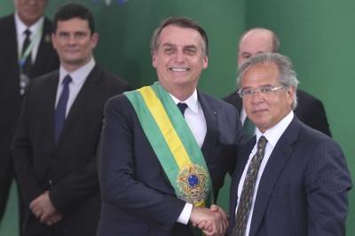 Bolsonaro assina decreto que fixa salário mínimo em R$ 998