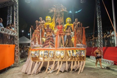 As Escolas de Samba campeãs do Carnaval 2019 de Paranaguá desfilaram nesta terça-feira