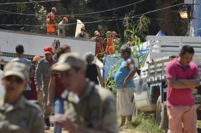 Número de mortos no desabamento de prédios no Rio chega a 15