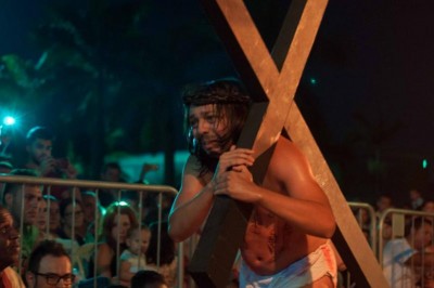 Espetáculo 'Paixão de Cristo' reúne grande público na Praça da Fé em Paranaguá