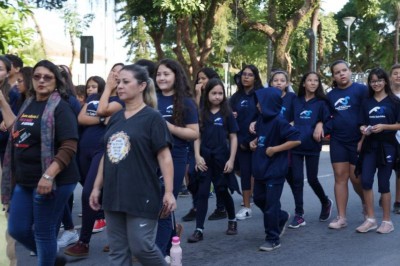 Estudantes fazem passeata contra o trabalho infantil em Paranaguá 