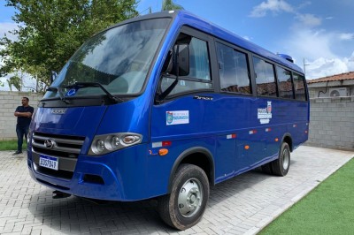 Escola Maria Nelly Picanço recebe novo micro-ônibus adaptado