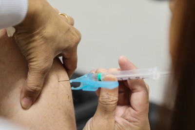 Nova fase de vacinação contra a gripe foca caminhoneiros e portuários