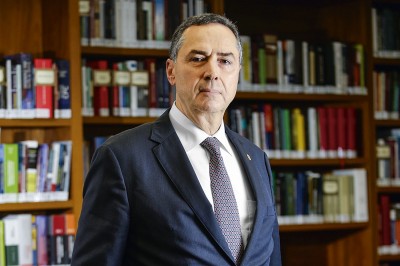 Em sessão virtual, Barroso toma posse amanhã como presidente do TSE