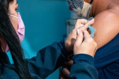Moradores em situação de rua são vacinados contra a Covid-19 em Paranaguá
