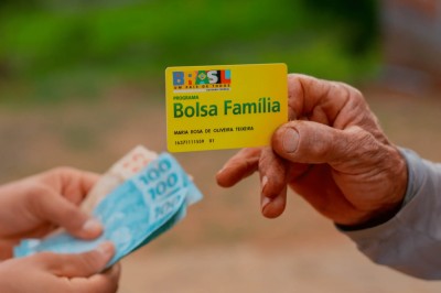 Novo Bolsa Família começa a ser pago com adicional de R$ 150 por criança; veja o que muda