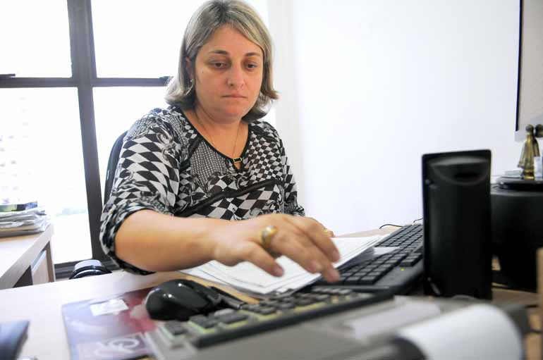 "Cada vez mais as pessoas têm dificuldades para resolver operações básicas", comenta a contadora Andreia Cristina