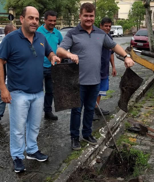 Prefeito Marcelo Roque e o Secretário de Obras e Vice-prefeito Arnaldo Maranhão na foto mostram um tapete de carro que tampava a boca de lobo no terminal na Av Arthur de Abreu.