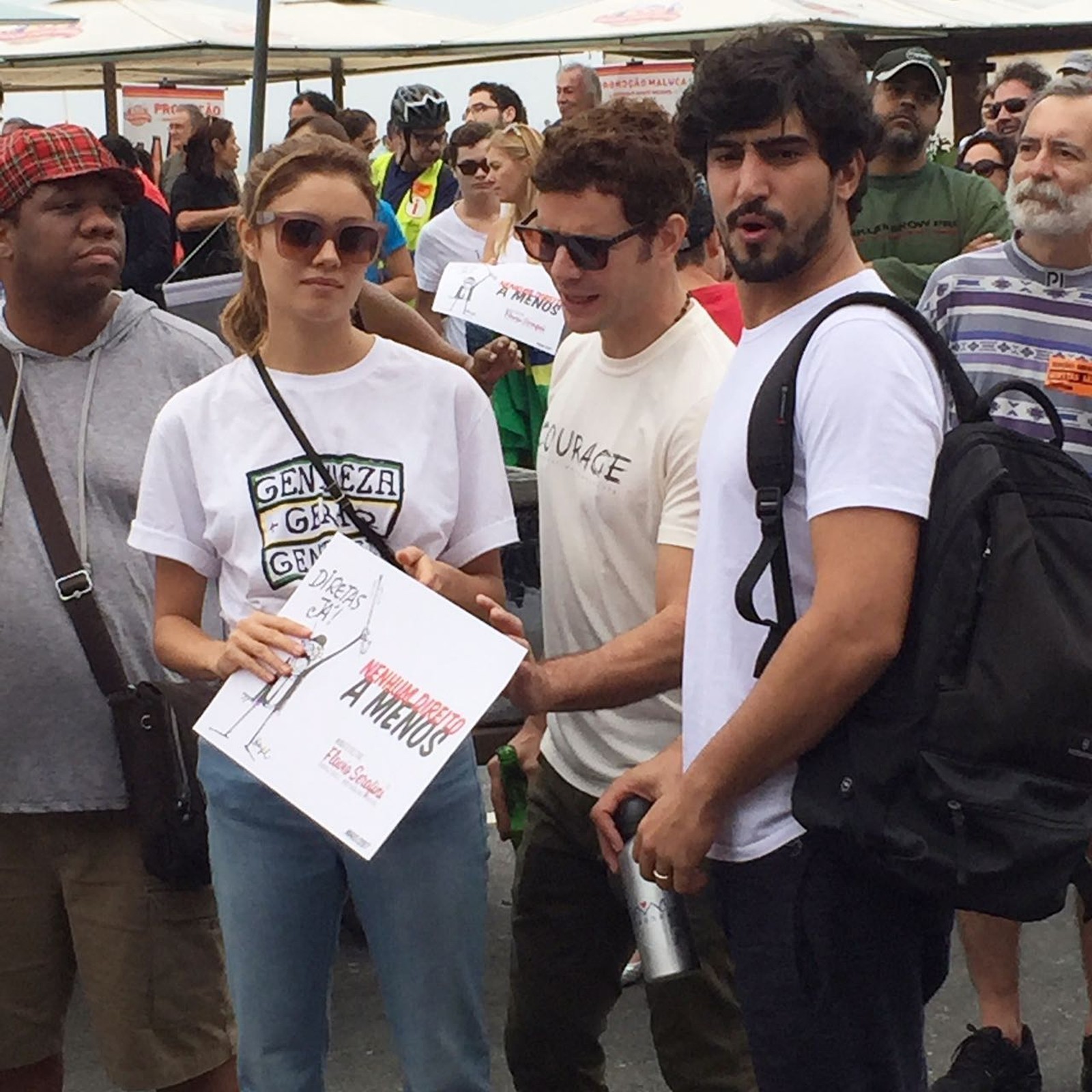FAMOSOS COMPARECEM À MANIFESTAÇÃO NO RIO DE JANEIRO