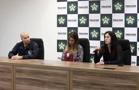 Márcio Santos, policial e especialista em informática, Daniela Terra, delegada titular da DRCI e Fernanda Fernandes, delegada adjunta participam de coletiva
