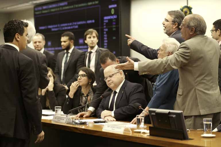 Modelo em discussão no Congresso favorece candidaturas avulsas, enfraquece partidos consolidados e aprofunda o personalismo; percentual de votos desperdiçados tende a ser maior