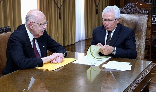 O empresário Jonel Chede entrega ao presidente do TCE-PR, conselheiro Durval Amaral, exemplar restaurado da Constituição do Paraná de 1947.