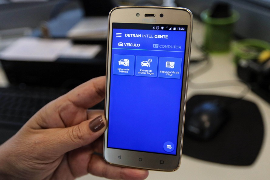 Outra facilidade é a confirmação da presença para atendimento presencial. Basta procurar o cartaz do DetranCode e utilizar apliacativo, o que evita filas e agiliza o atendimento.