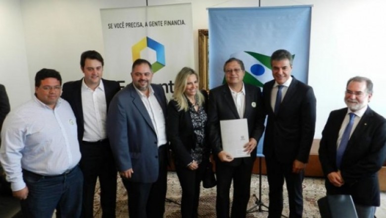 Paranaguá realiza financiamento de mais duas pás carregadeiras e uma retroescavadeira com o Estado