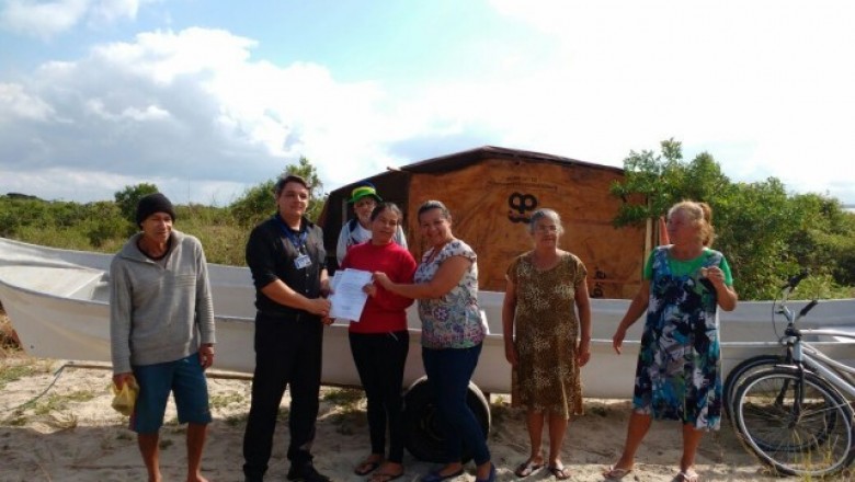 Pontal do Paraná: Prefeitura entrega licença ambiental para comunidade pesqueira
