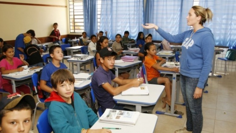Salário de ingresso de professor no Paraná supera piso nacional