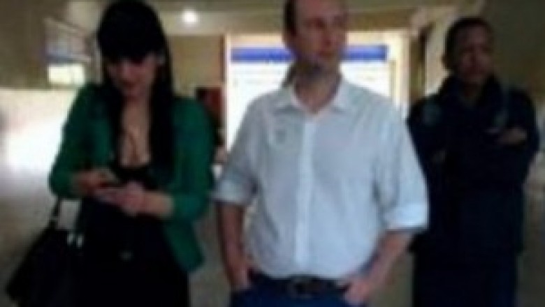 Candidato André Pioli acompanhado da esposa votou cedo na Escola Nascimento Júnior