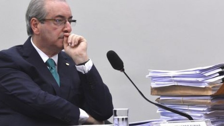 Cunha diz que gastos no exterior foram pagos com cartão de crédito da esposa