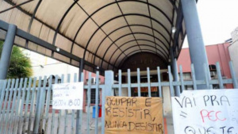 Em meio a ocupações, funcionalismo entra em greve