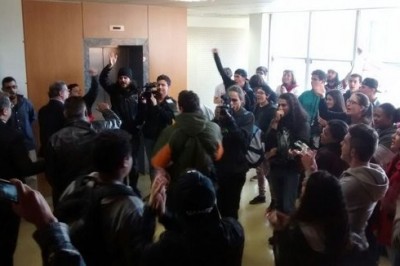 Ponta Grossa: Estudantes protestam em frente ao gabinete do Prefeito Rangel