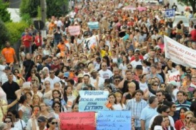 Com diferença de cinco votos, professores estaduais decidem continuar em greve no PR