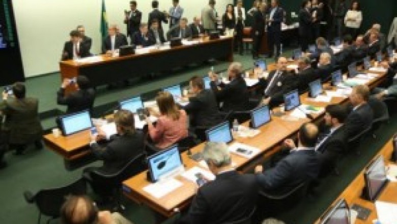 Comissão aprova texto de relator e projeto anticorrupção vai para plenário