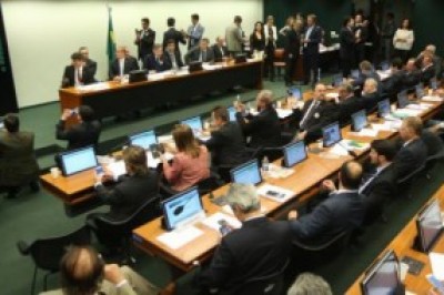 Comissão aprova texto de relator e projeto anticorrupção vai para plenário