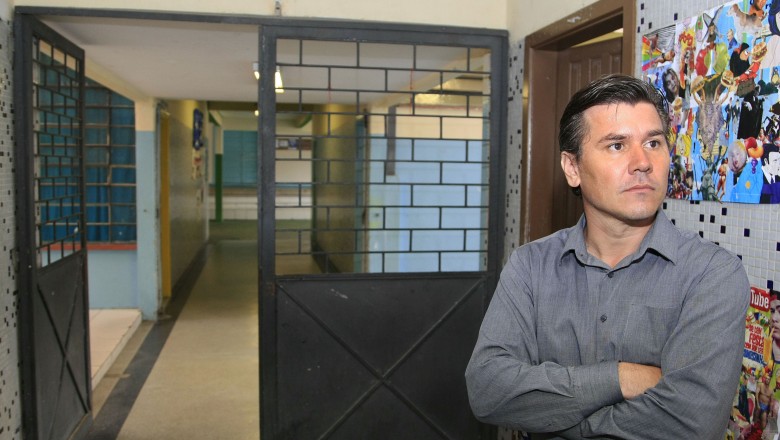 Famílias, professores e alunos se unem contra ocupação em escola