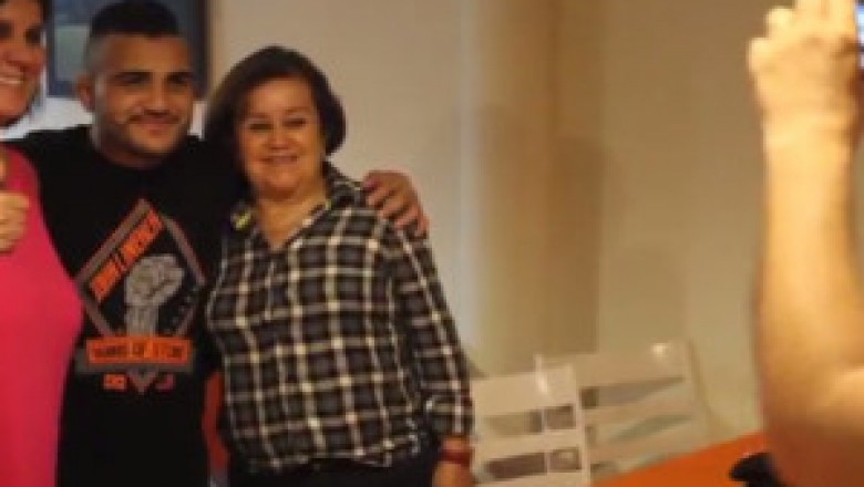 John Lineker participa de noite de autógrafos no Restaurante A'Bonbonne - Vídeo