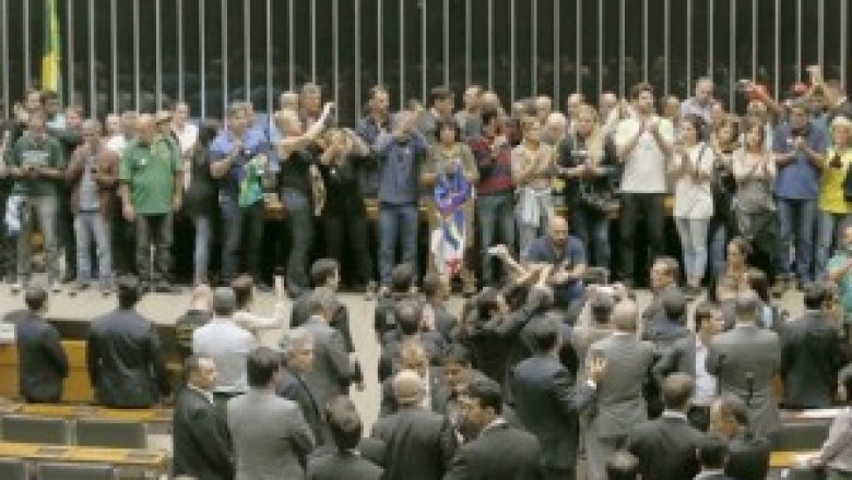 Manifestantes a favor da intervenção militar invadem plenário da Câmara