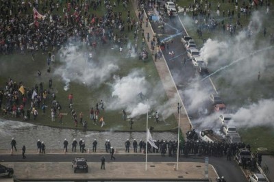Mais de 20 mil manifestantes se reúnem em Brasília para dizer não à PEC 55