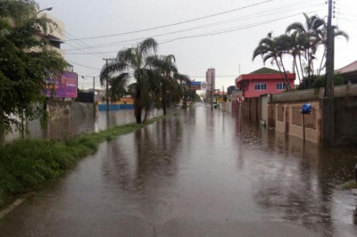 Chuva provoca alagamentos em vários bairros em Paranaguá