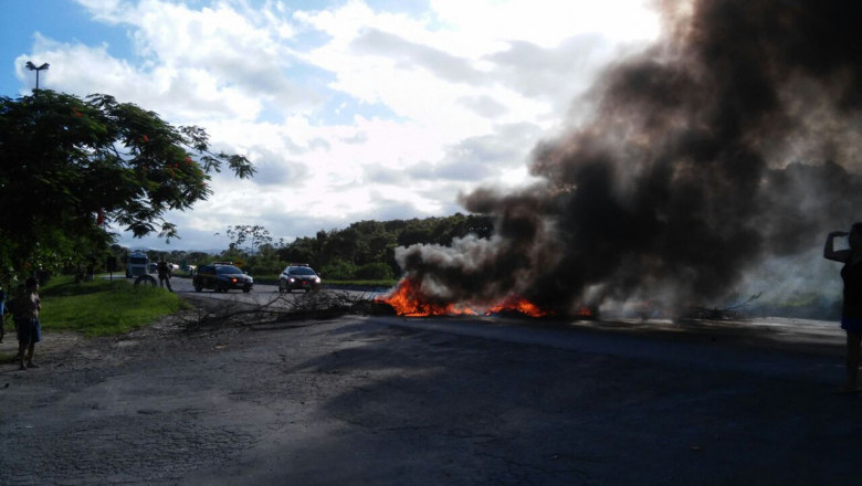 Moradores do Jardim Iguaçu fazem manifestação reivindicando auxílio para as vítimas das enchentes