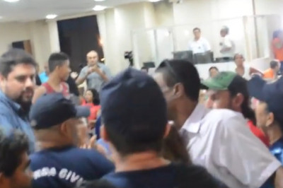 Vídeo: Sessão na Câmara de Paranaguá é suspensa após tumulto
