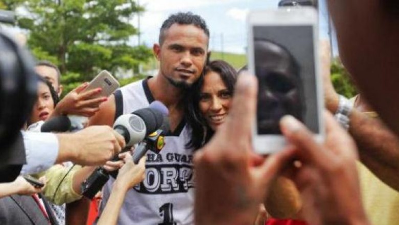 Ex-goleiro Bruno tira ‘selfies’ com fãs em frente ao Fórum de Belo Horizonte