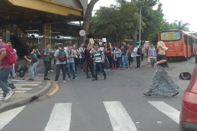 Estudantes de Ponta Grossa  protestam contra o aumento da passagem de ônibus 