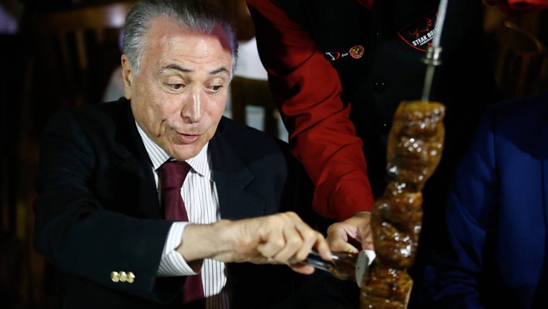 Temer cria força-tarefa e convida embaixadores para churrascaria