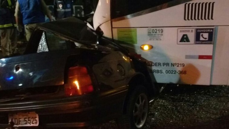 Motorista morre na hora após bater contra ônibus em cruzamento com semáforo em alerta