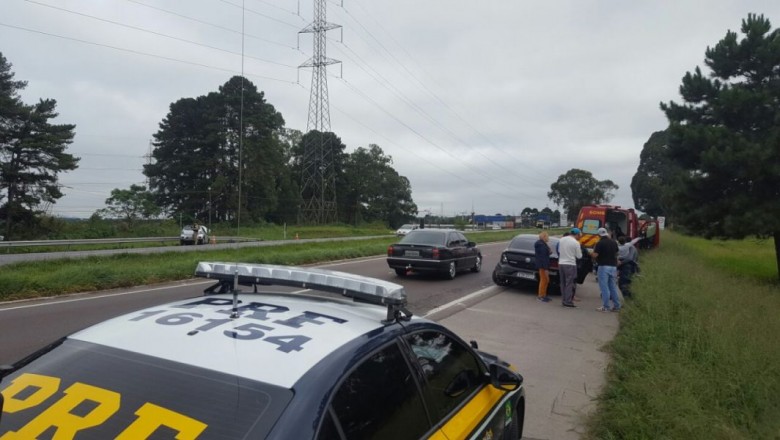 Dormindo ao volante, motorista bate em outro e cruza pista contrária no Contorno Sul