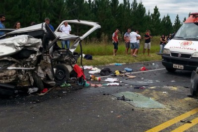 Batida entre três carros deixa cinco mortos e dois feridos em rodovia paranaense; casal era de Curitiba