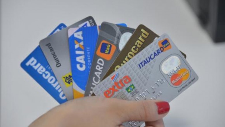 Juros do rotativo do cartão de crédito sobem para 490,3% ao ano
