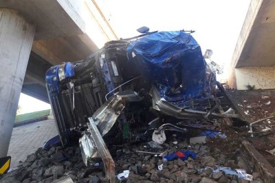Caminhão cai de ponte e motorista morre na BR-376
