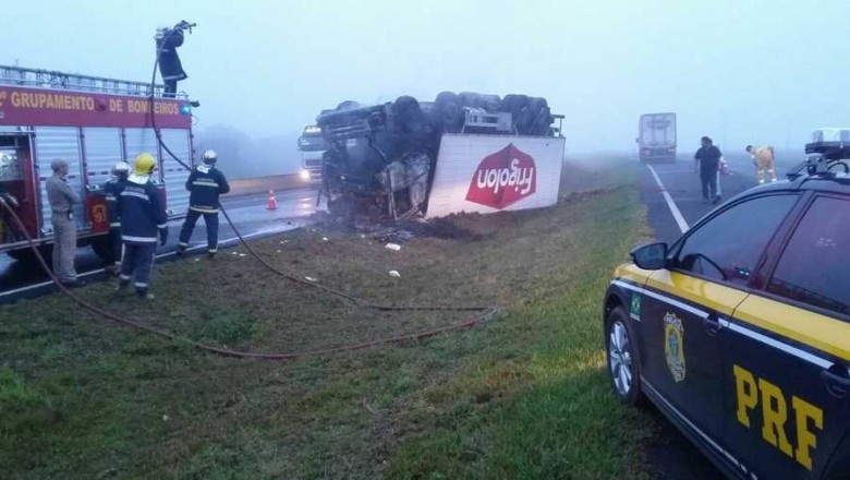 Caminhão tomba e pega fogo em rodovia de Ponta Grossa