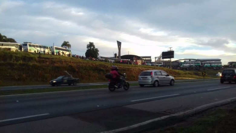 Integrantes do MST fazem ato nas margens da BR-277