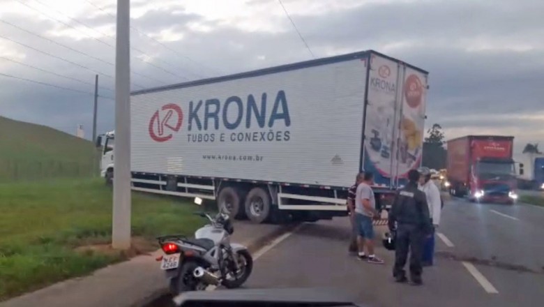 (Vídeo) Caminhoneiro sob efeito de drogas causa acidente na BR-101 em Santa Catarina